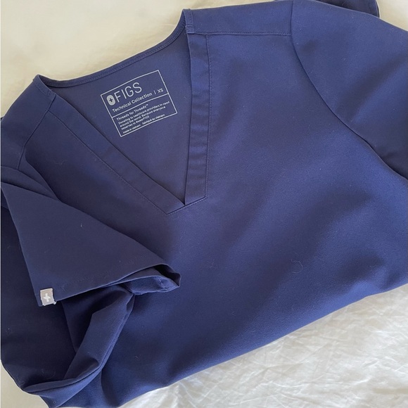 Figs Casma Three Pocket Scrub Top - Picture 2 of 3